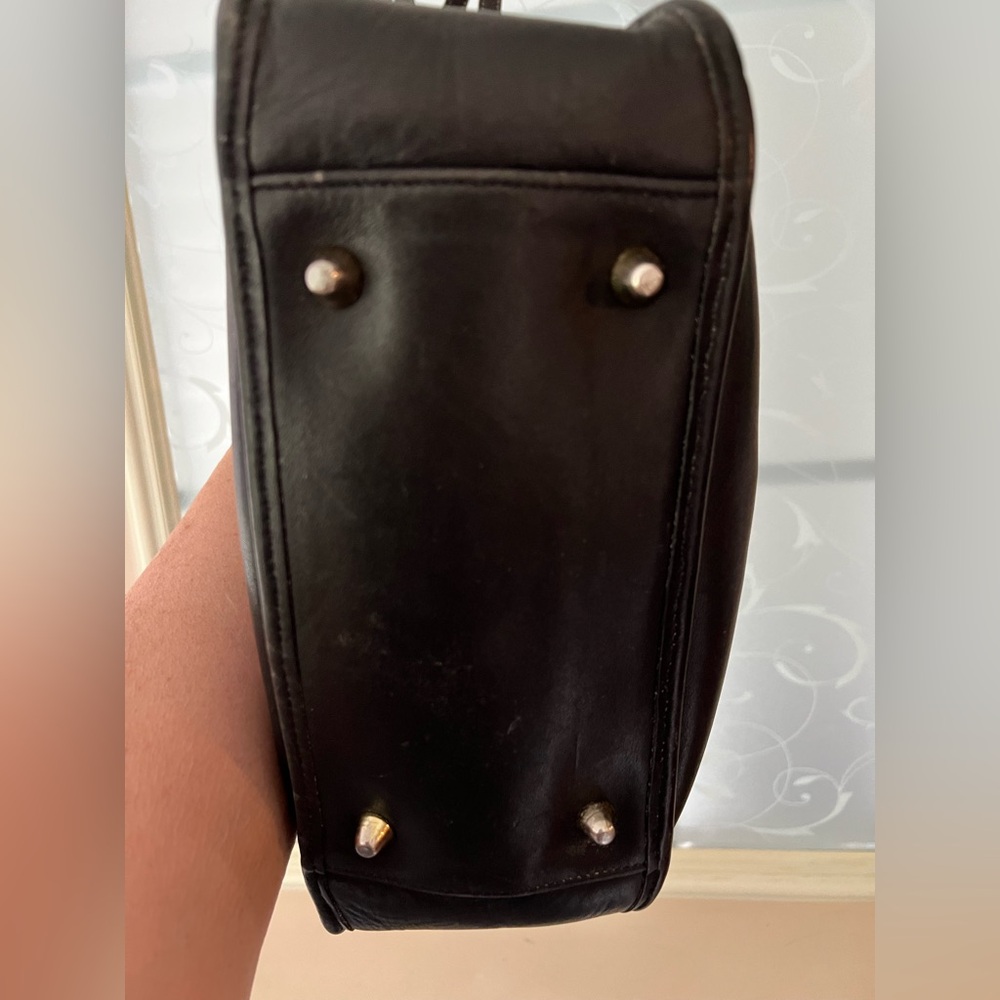 Vintage Coach Legacy zip bag in black leather, gold antique tone hardware, feet. - Picture 5 of 11